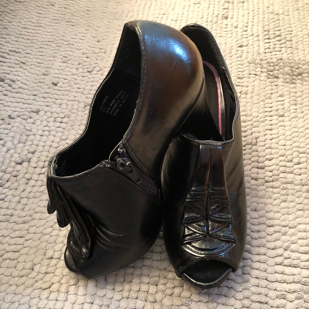 Black peep-toe ruffle high heel